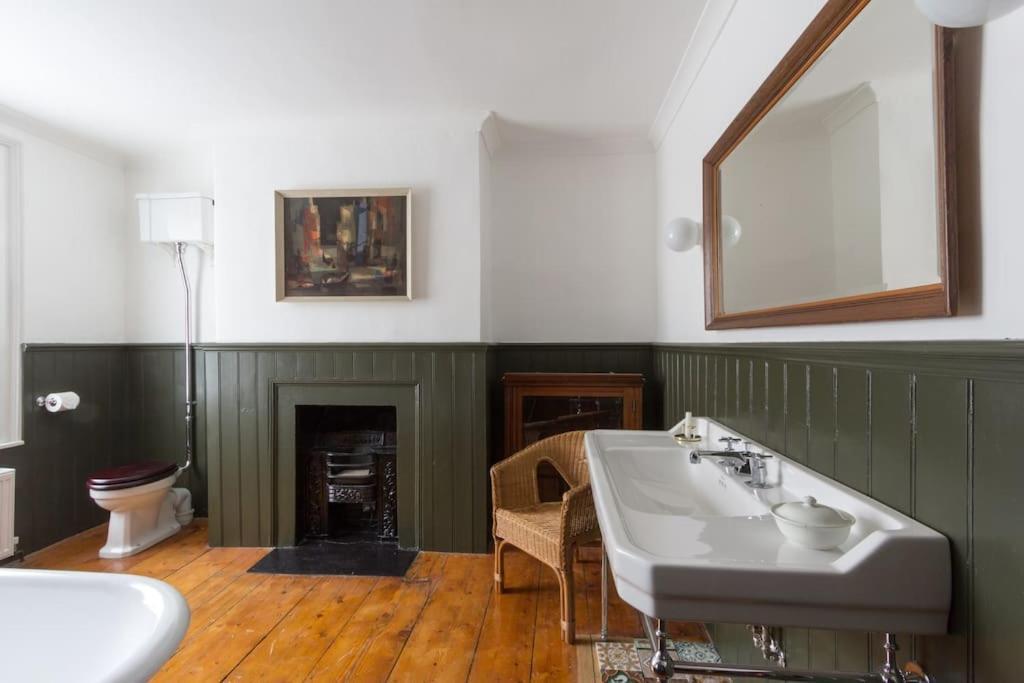 Picturesque Seaside Cottage Next To Viking Bay - برودستيرز المظهر الخارجي الصورة